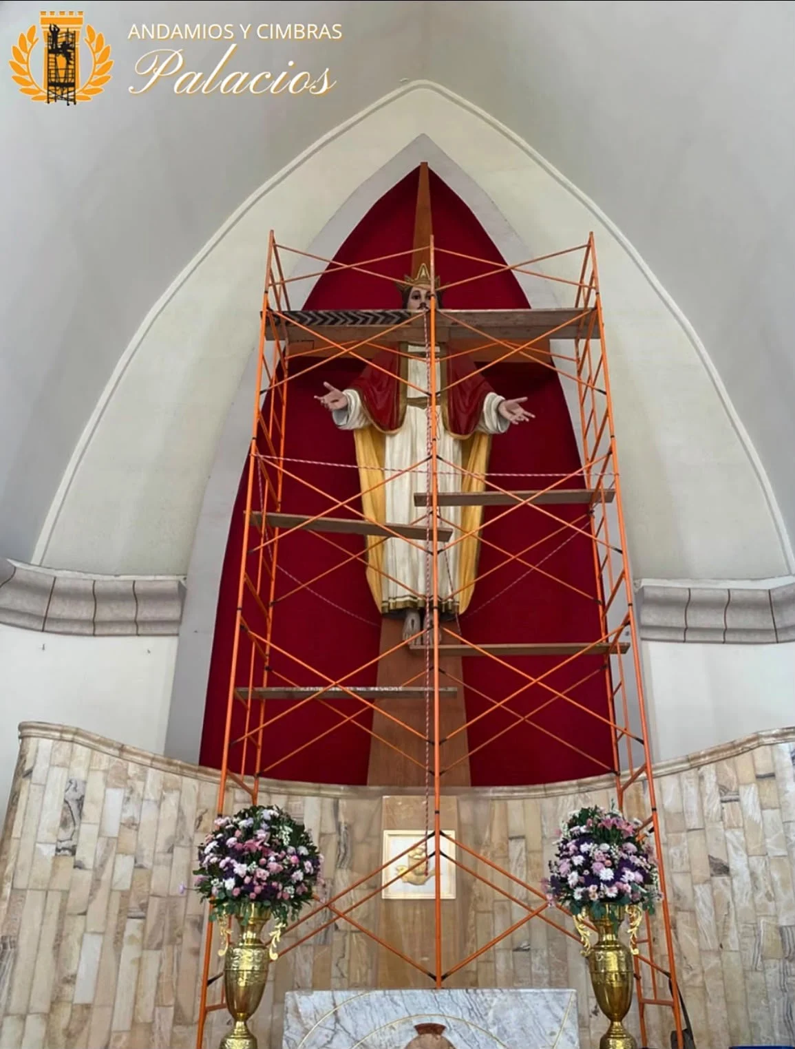 Andamios instalados en el interior de una iglesia