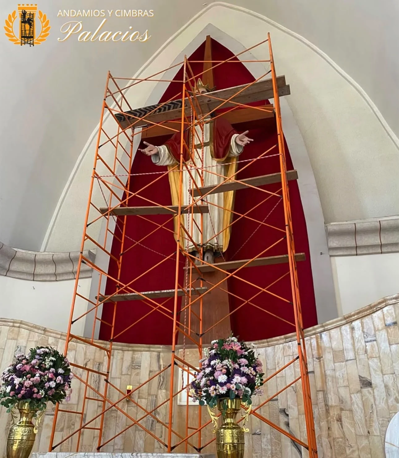 Andamios para un trabajo en el interior de una iglesia