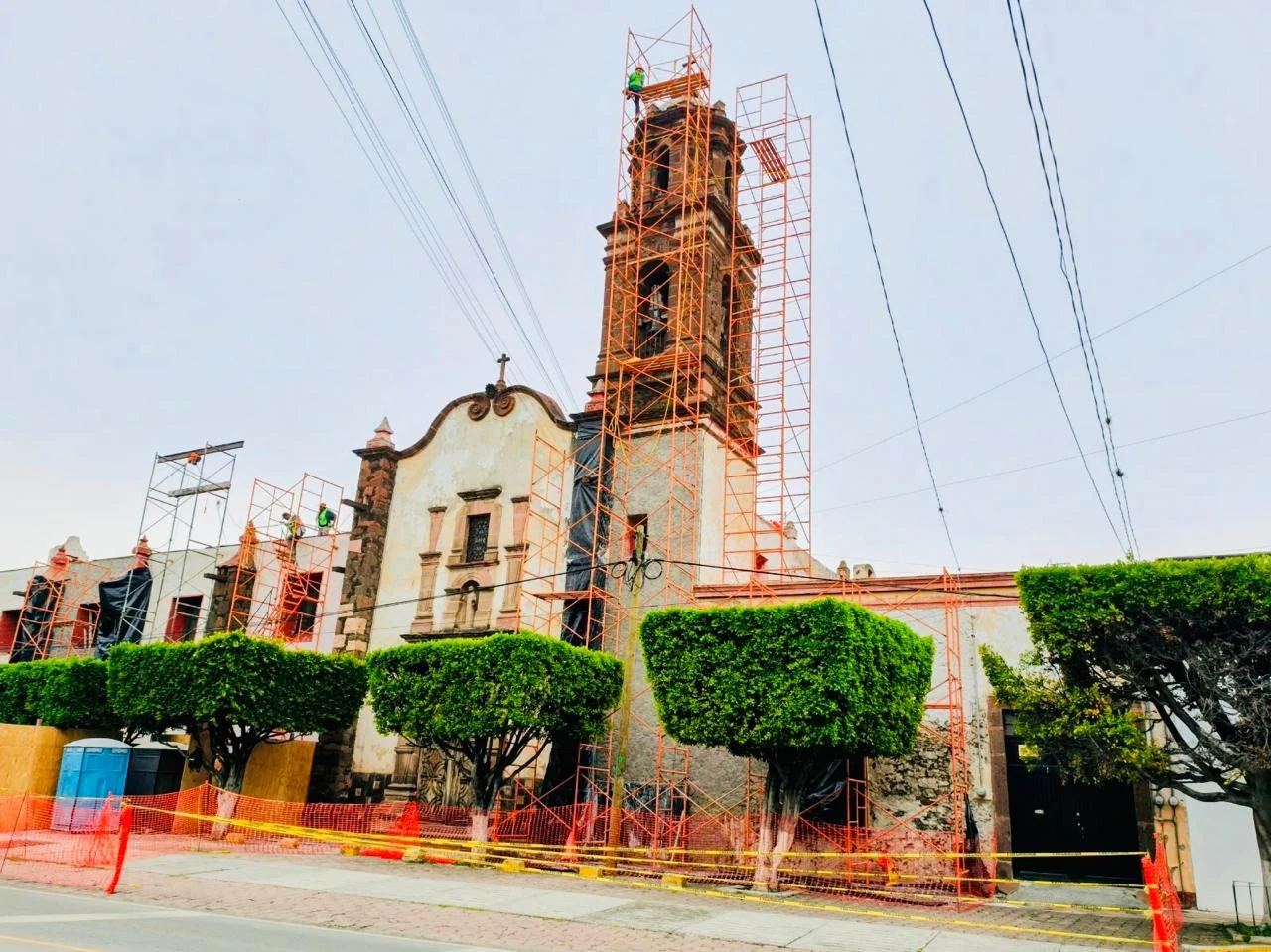 Andamios instalados en torres de una iglesia