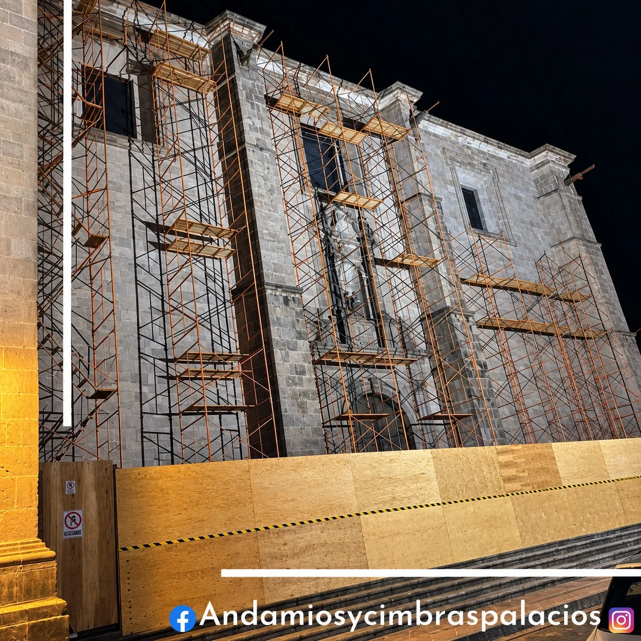 Andamios en la fachada de una iglesia