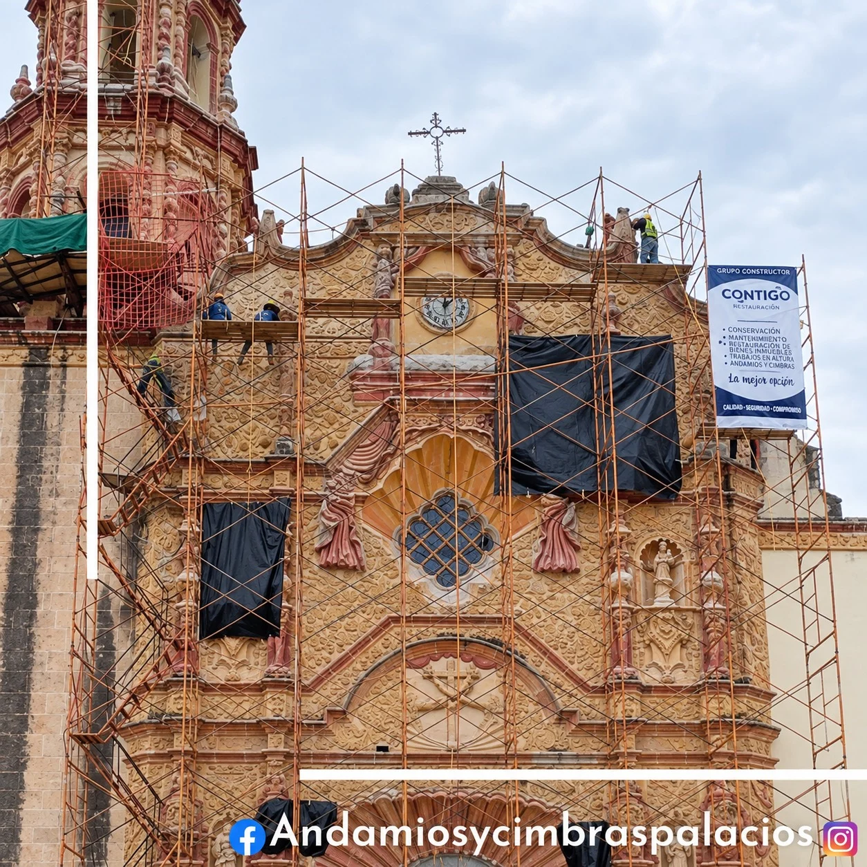 Andamios instalados en una fachada de iglesia
