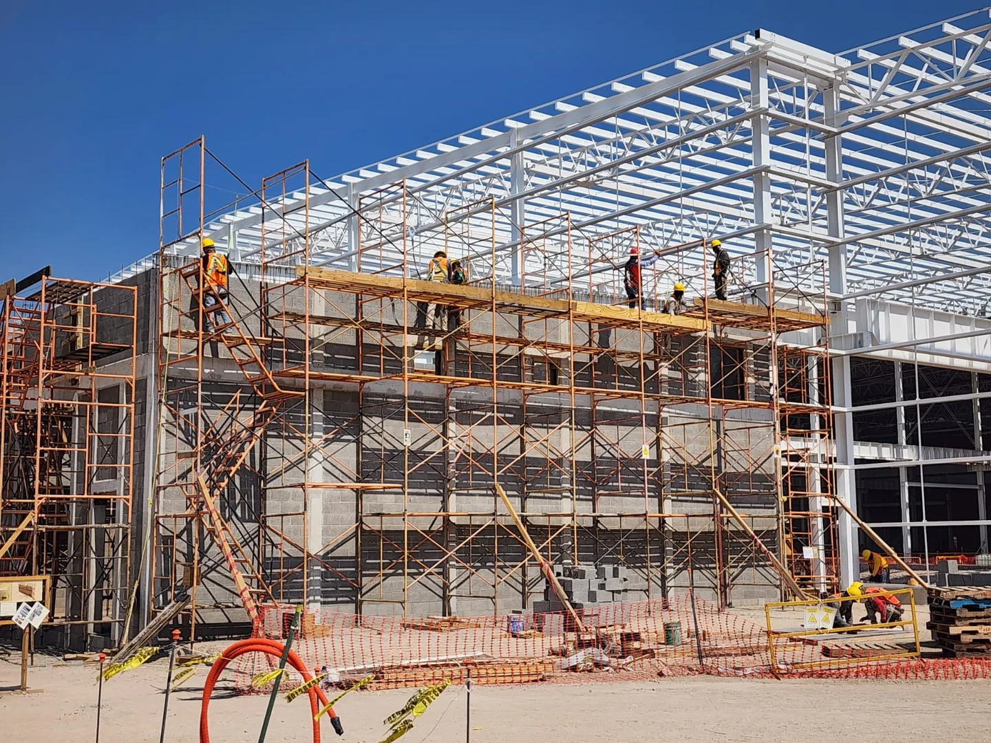 Andamios instalados junto a una estructura metálica en obra