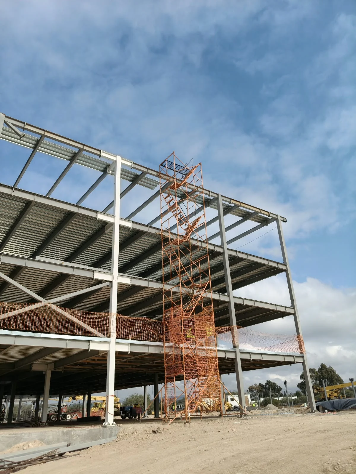 Torre de escalera junto a una estructura en construcción